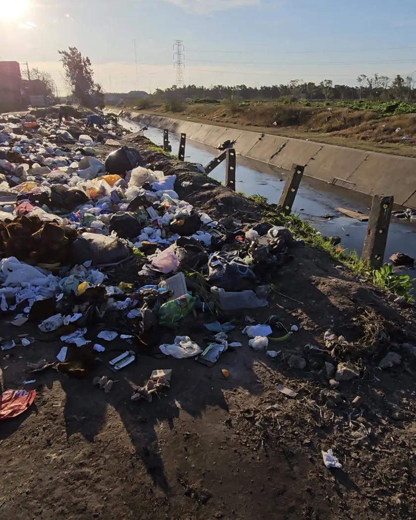 Basural a cielo abierto sobre el borde de un arroyo en San Martín