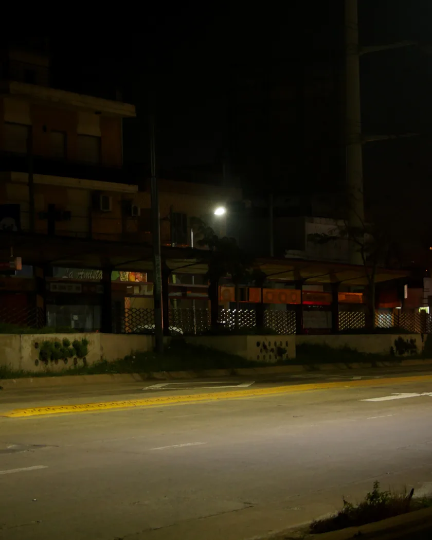 Calle de San Martín de noche con una sola luminaria encendida