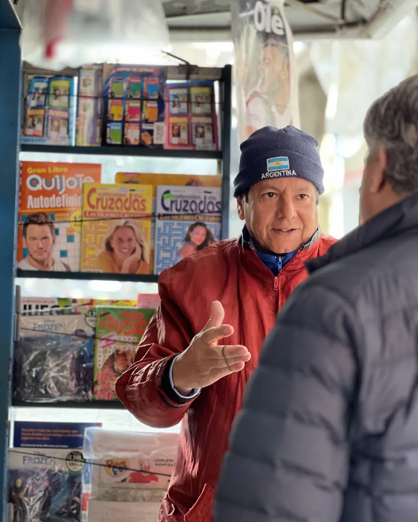 Comerciante de San Martín atendiendo en su puesto de diarios y revistas