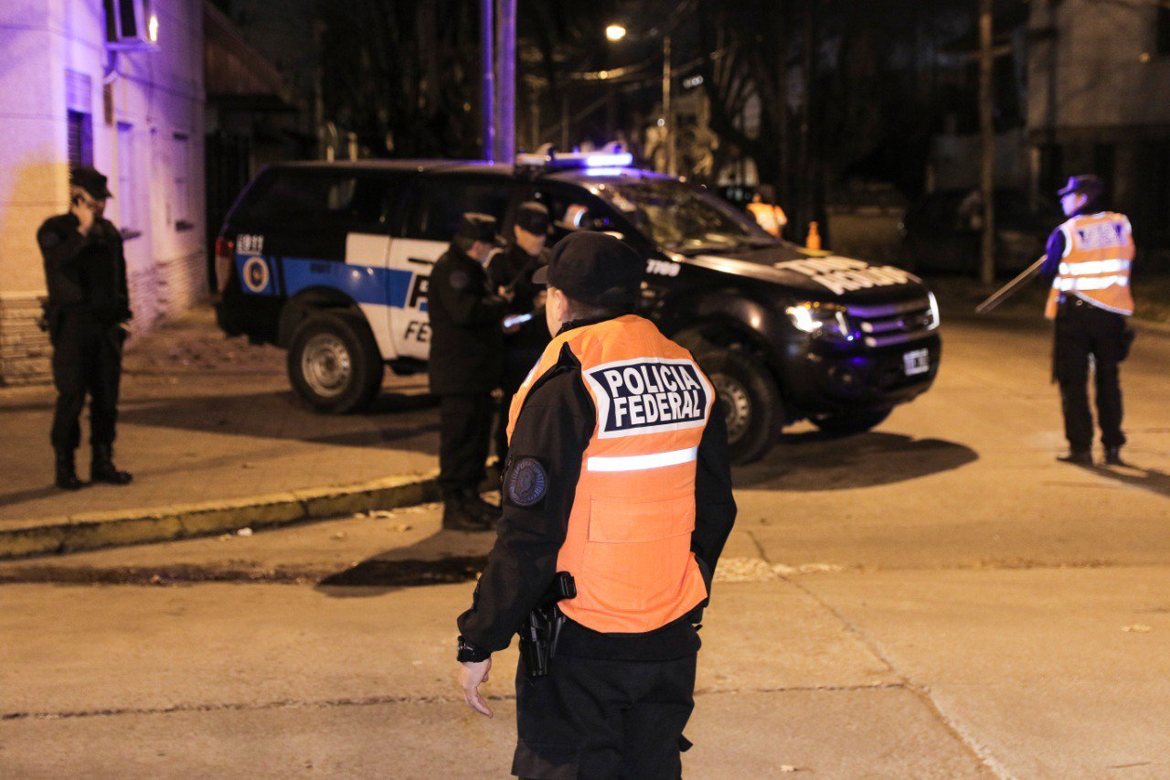 Operativo nocturno de seguridad en una calle de San Martín