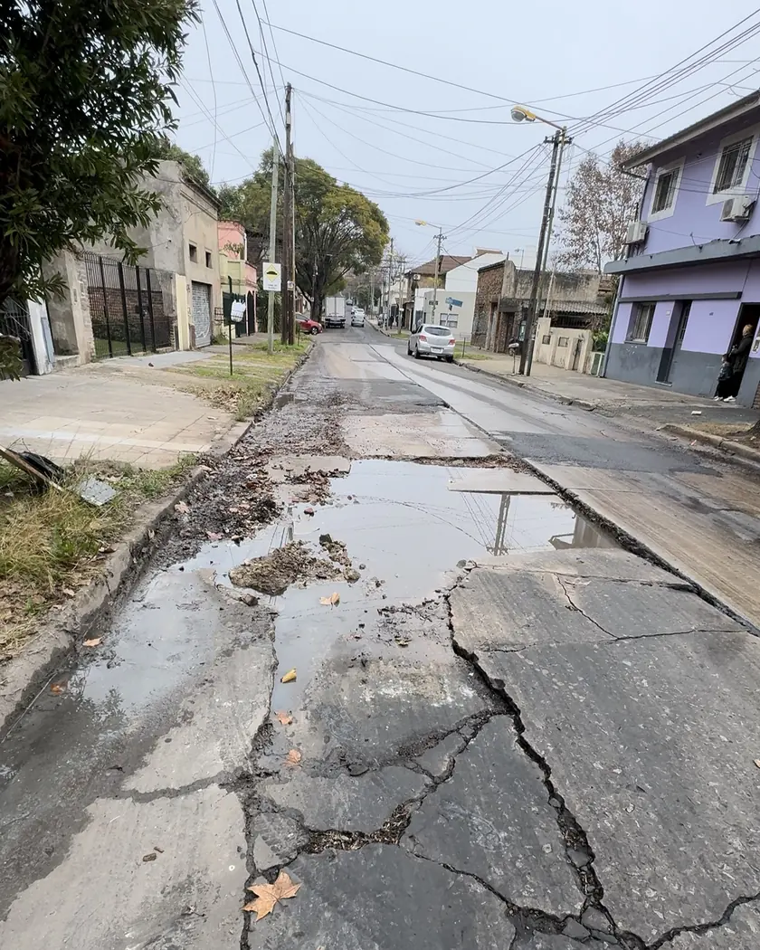 Calle de San Martín con el pavimento roto y agua acumulada