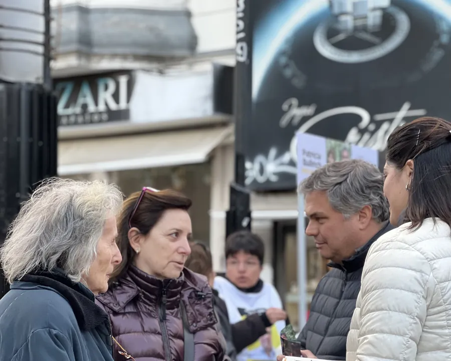 Vecinos y vecinas de San Martín conversando durante una recorrida por el barrio