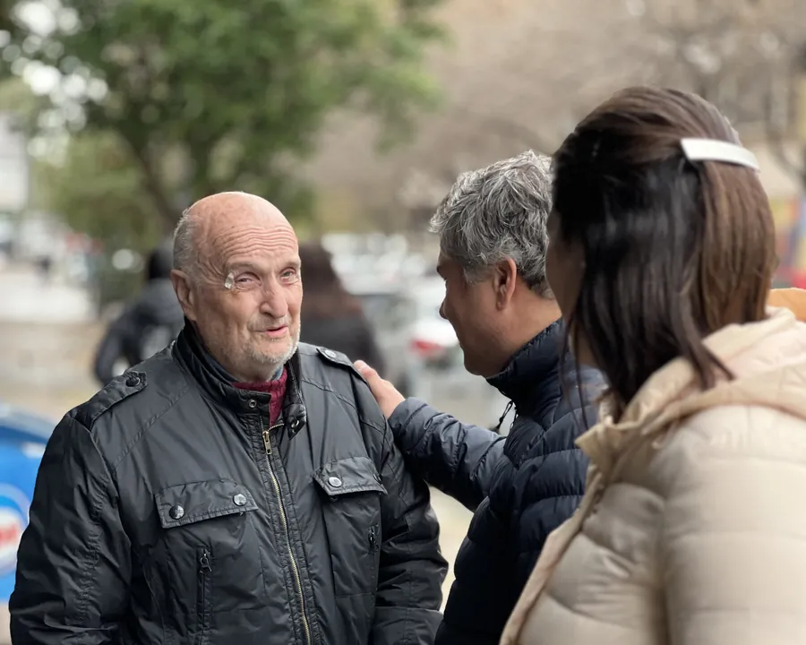 Escuchando a un vecino de San Martín en la calle